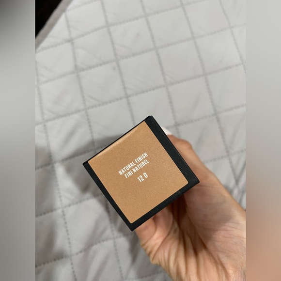 Makeup by Mario SURREALSKIN® NATURAL FINISH FOUNDATION new with box - Picture 3 of 4